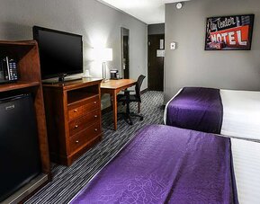 Twin room with TV screen and desk at Best Western McCarran Inn.