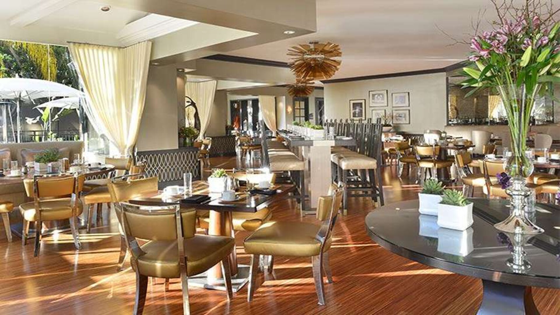 Dining area perfect for co-working at Avenue Of The Arts Hotel.