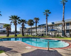 Lovely outdoor pool at Quality Inn Pasadena.
