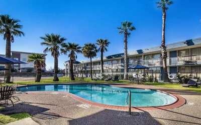 Lovely outdoor pool at Quality Inn Pasadena.