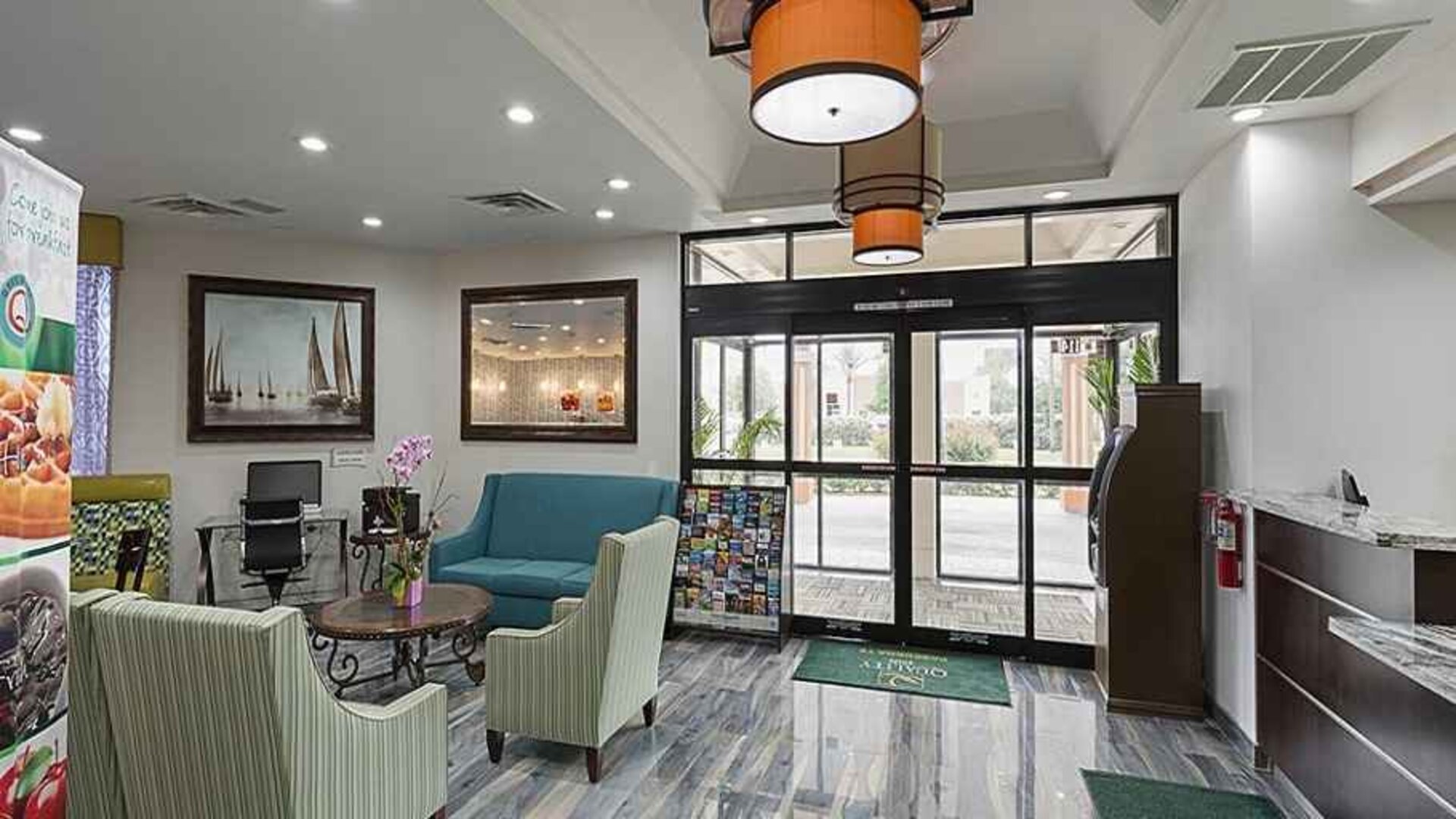 Comfortable lobby area with business center at Quality Inn Pasadena.