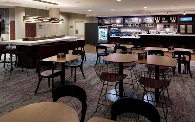 Dining area perfect for coworking at Courtyard Miami Dolphin Mall.