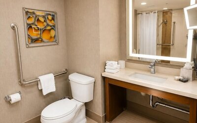 DoubleTree by Hilton Toronto Airport