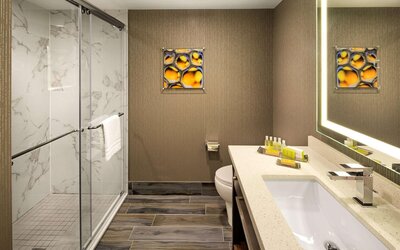 DoubleTree by Hilton Toronto Airport