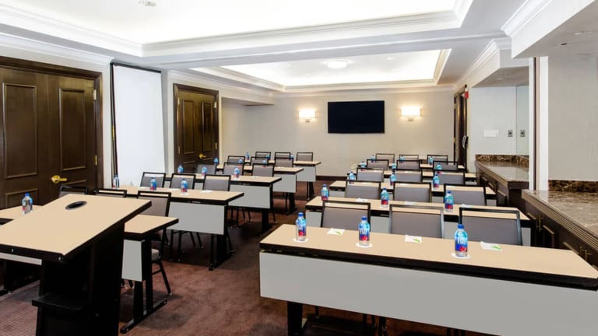 Professional and large conference room at Courtyard By Marriott New York JFK Airport.