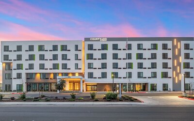 Courtyard By Marriott Woodland
