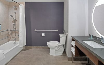 Courtyard By Marriott Woodland