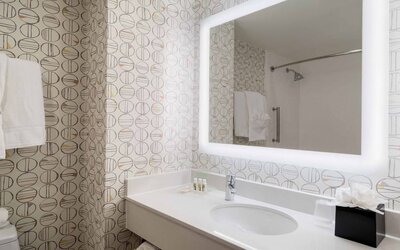 Private guest bathroom at Holiday Inn Wall Street.