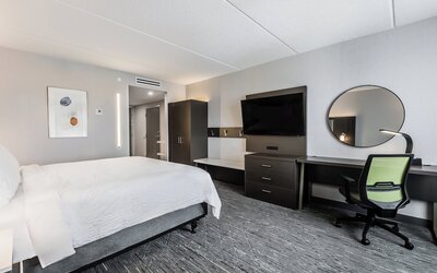 Holiday Inn Express & Suites Toronto Airport South by IHG