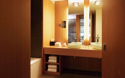Le Germain Hotel Maple Leaf Square