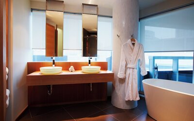 Le Germain Hotel Maple Leaf Square
