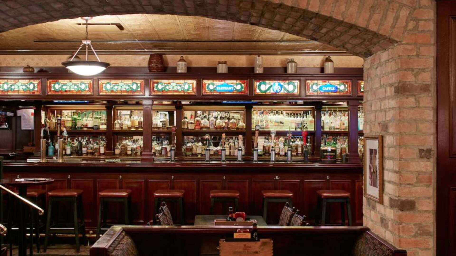 Elephant & Castle, the hotel’s on-site British pub, offers both tables and chairs and bar stool seating.