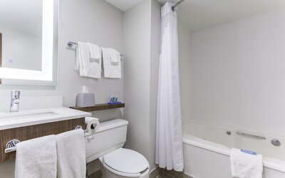 Holiday Inn Express & Suites Mississauga-Toronto Southwest by IHG
