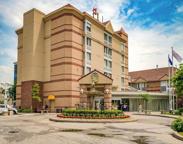 Monte Carlo Inn Airport Suites