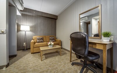 Monte Carlo Inn Airport Suites