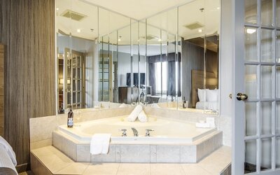 Monte Carlo Inn Airport Suites