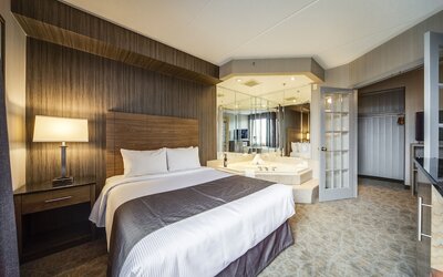 Monte Carlo Inn Airport Suites