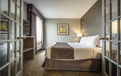 Monte Carlo Inn Airport Suites