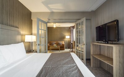 Monte Carlo Inn Airport Suites