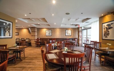 Monte Carlo Inn Airport Suites