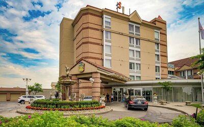 Monte Carlo Inn Airport Suites