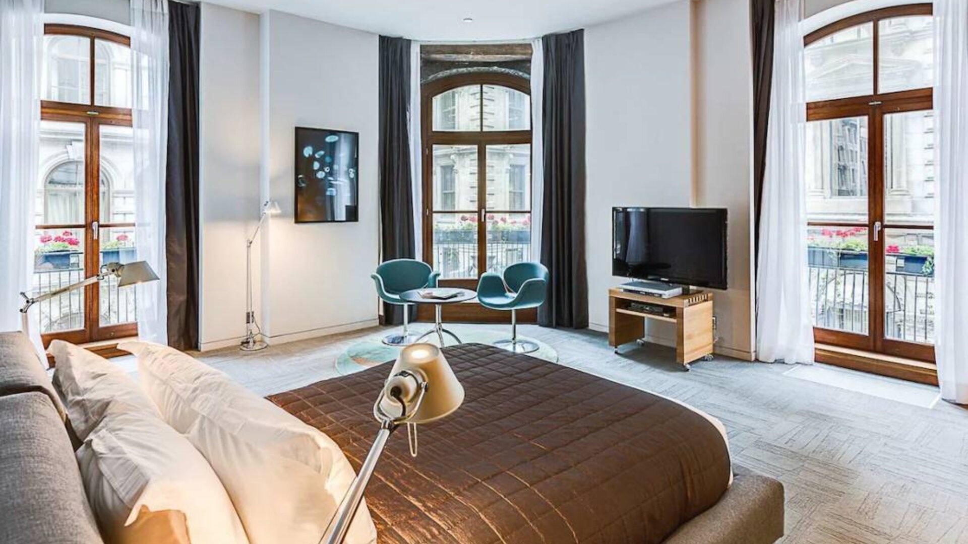 Guest room in Hotel Gault, featuring double bed, widescreen television and large windows.