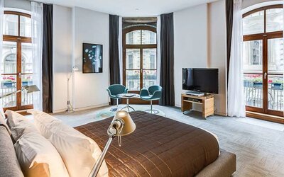 Guest room in Hotel Gault, featuring double bed, widescreen television and large windows.