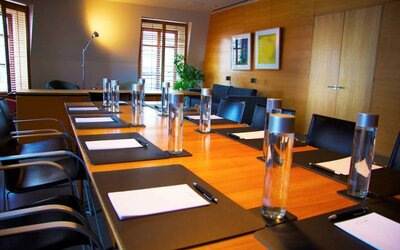 Meeting room in Hotel Gault, with long table and surrounding chairs.