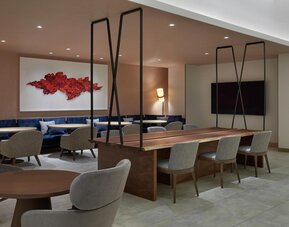 Hilton Toronto Airport Hotel & Suites