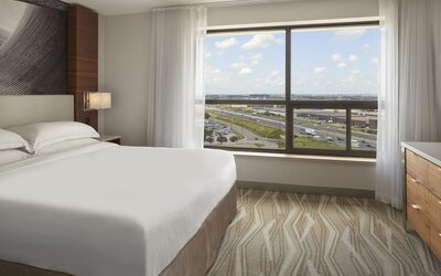 Hilton Toronto Airport Hotel & Suites