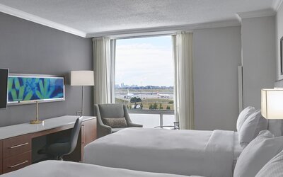 Hilton Toronto Airport Hotel & Suites
