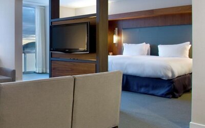 Hilton Toronto Airport Hotel & Suites