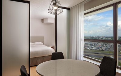 Hilton Toronto Airport Hotel & Suites