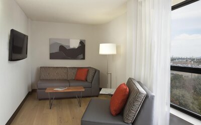 Hilton Toronto Airport Hotel & Suites
