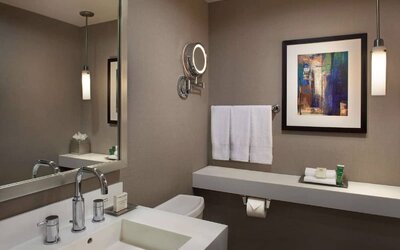 Hilton Toronto Airport Hotel & Suites
