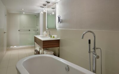 Hilton Toronto Airport Hotel & Suites