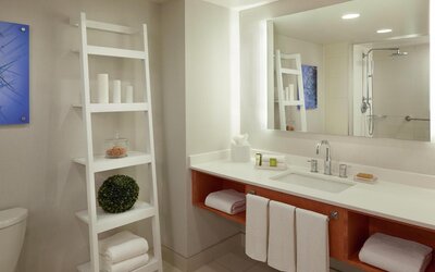 Hilton Toronto Airport Hotel & Suites