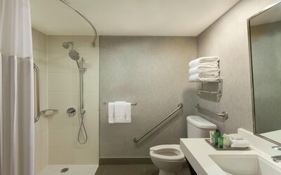 Hilton Toronto Airport Hotel & Suites