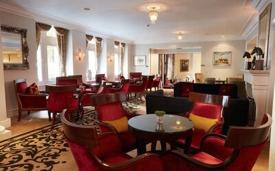 6 round tables with seating for 4-6 people decorate a cozy seating lounge.