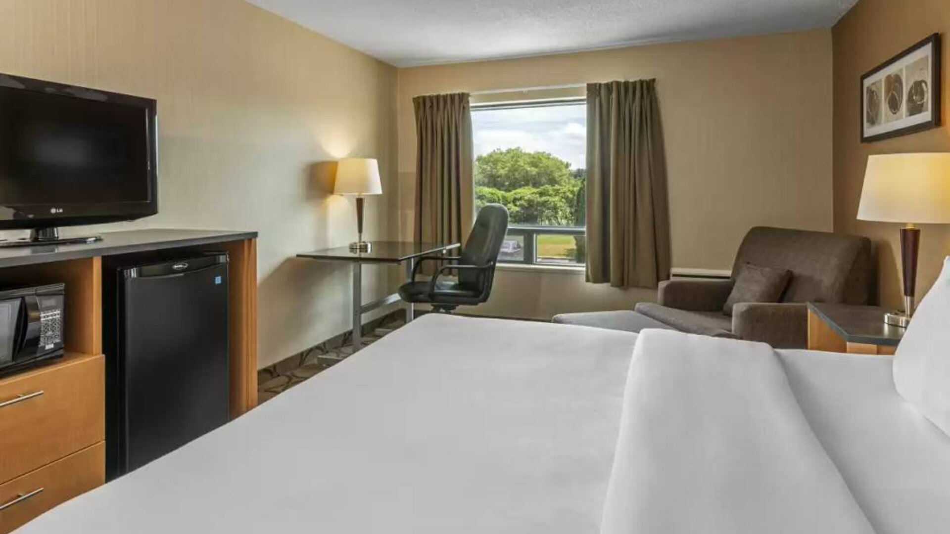 Double bed guest room in Comfort Inn Edmonton West, with desk and chair for working.