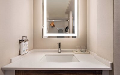 Holiday Inn & Suites Vancouver Downtown by IHG