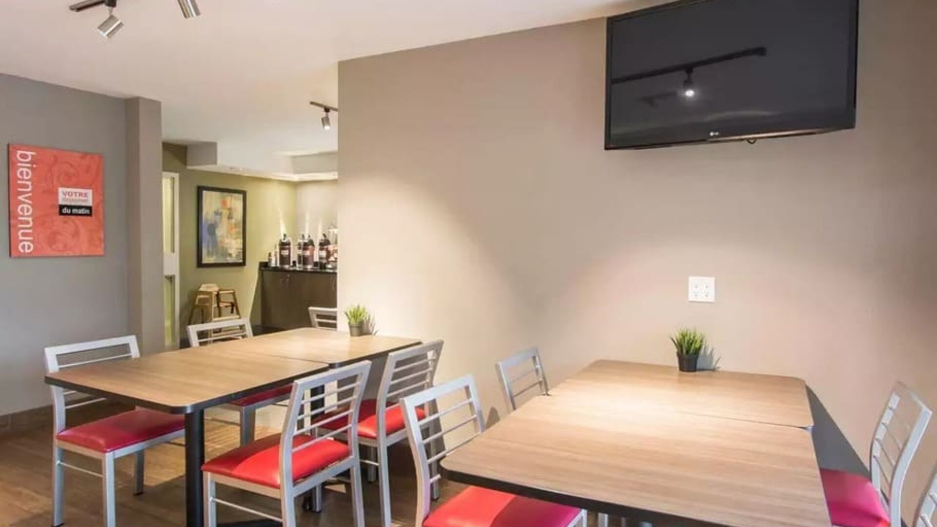Dining and coworking space at Comfort Inn Airport East Ancienne-Lorette.
