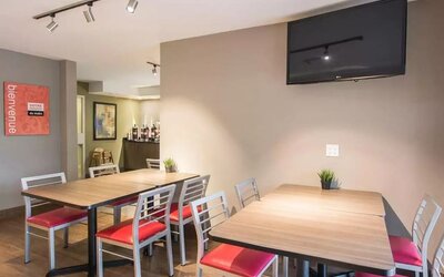 Dining and coworking space at Comfort Inn Airport East Ancienne-Lorette.
