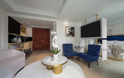 AZUR Legacy Collection Hotel