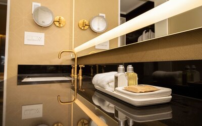 AZUR Legacy Collection Hotel