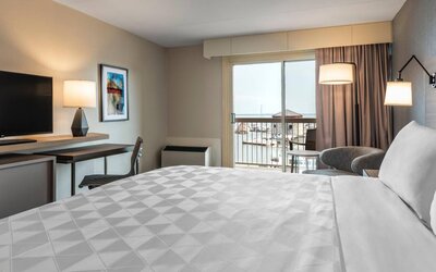 Double bed guest room in Holiday Inn Kingston Waterfront, with a pleasant view of the waterfront.