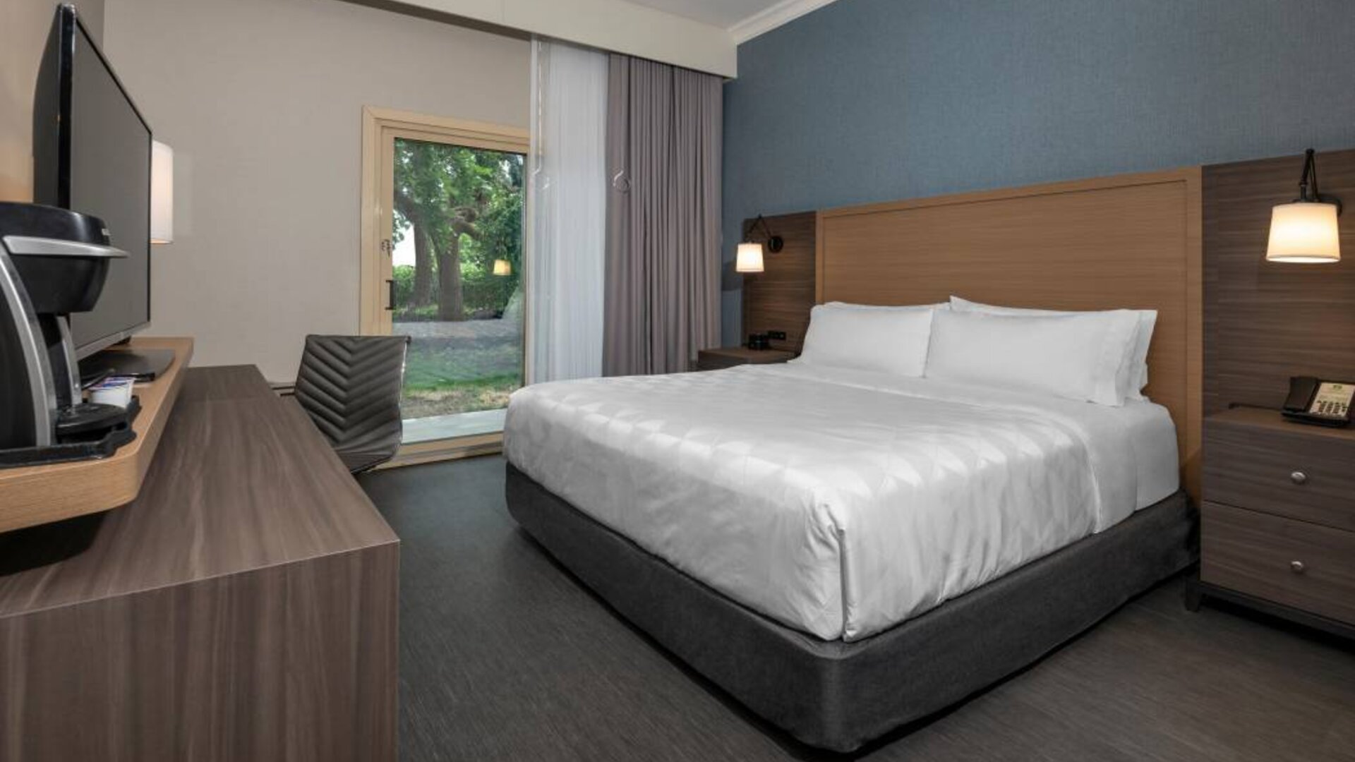 Guest room in Holiday Inn Kingston Waterfront, with double bed and a desk and chair for working.