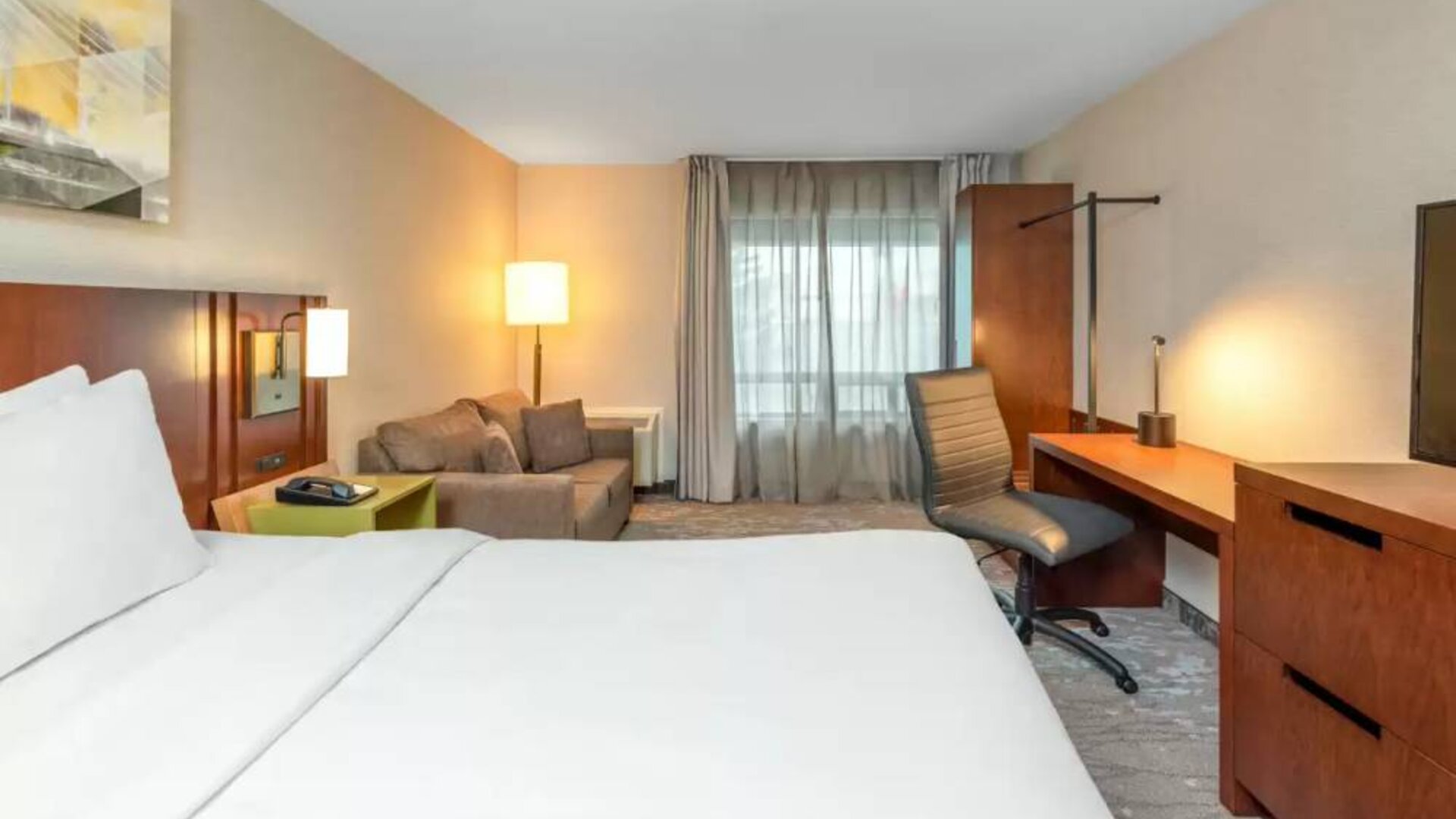 Comfort Inn Winnipeg Airport double bed guest room with workspace desk and chair.