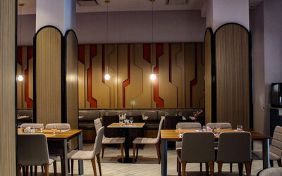 The DoubleTree Times Square South’s restaurant, with range of table sizes and hard floor.