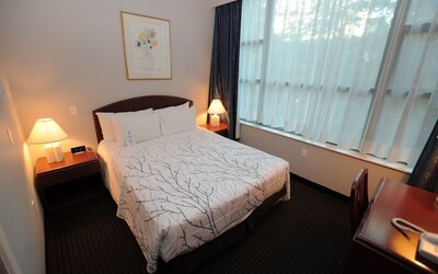 Rosedale On Robson Suite Hotel